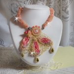 Collar Les Délices de l'Eté bordado con una cinta de seda amarilla y rosa, cuentas de semillas y cristales de Swarovski